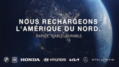 L’image du contour illuminé de l’Amérique du Nord vu de l’espace. Le texte sur l’image se lit « Nous rechargeons l’Amérique du Nord » et les logos des marques sont illustrés.