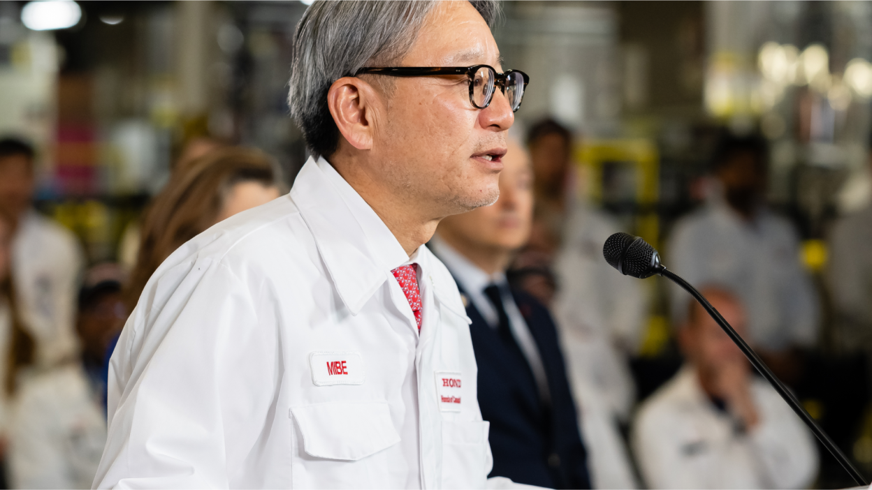 Un employé masculin de Honda parlant à un groupe dans un micro.