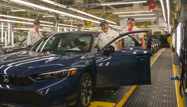 Un employé de Honda inspecte un véhicule sur la chaîne de montage.