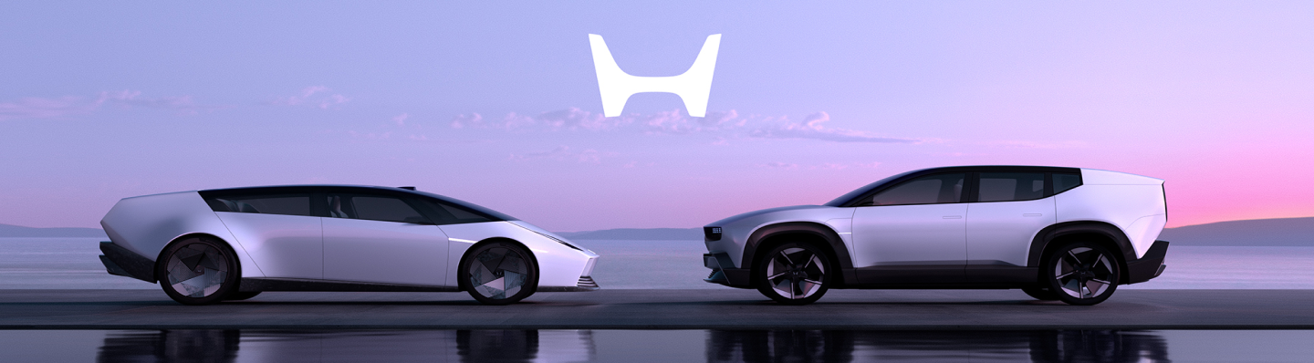 Deux véhicules Honda de la Série 0 EV stationnés l'un devant l'autre, leur reflet visiable dans une grande piscine, un coucher de soleil rosé en arrière-plan.