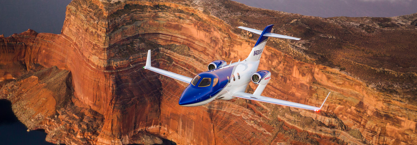 Un Honda Jet planant au-dessus d’un canyon.