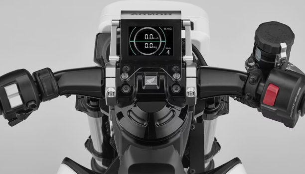 Le guidon d’une motocyclette possédant le système d’assistance à la conduite de Honda dans un espace neutre.