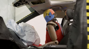 Une image fixe d’une vidéo présentant un mannequin d’essai de collision.